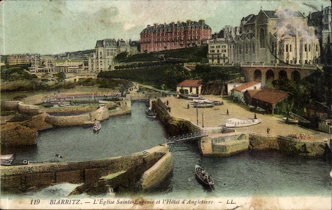 Biarritz - L'Eglise Sainte Eugenie et l'Hotel d'Angleterre - CPA 