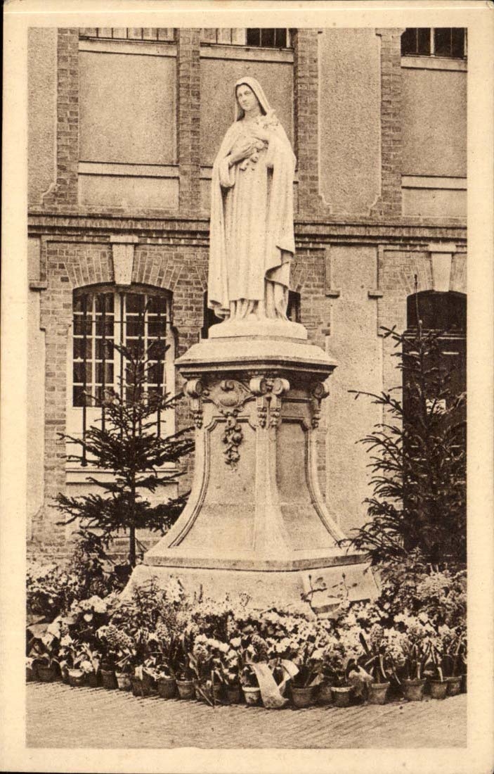 CPA Statue von Sainte Therese des Jesus-Kindes im Gericht des Hereinkommens von CAmrel de Lisieux