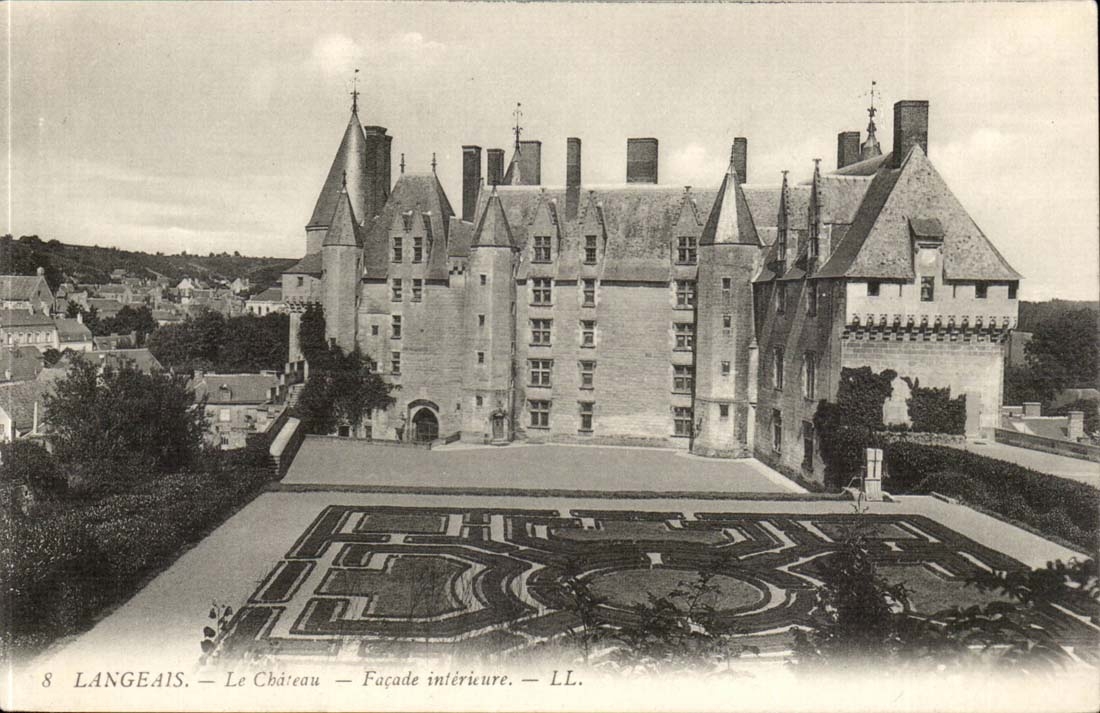 Langeais CPA Le chateau Facade interieure