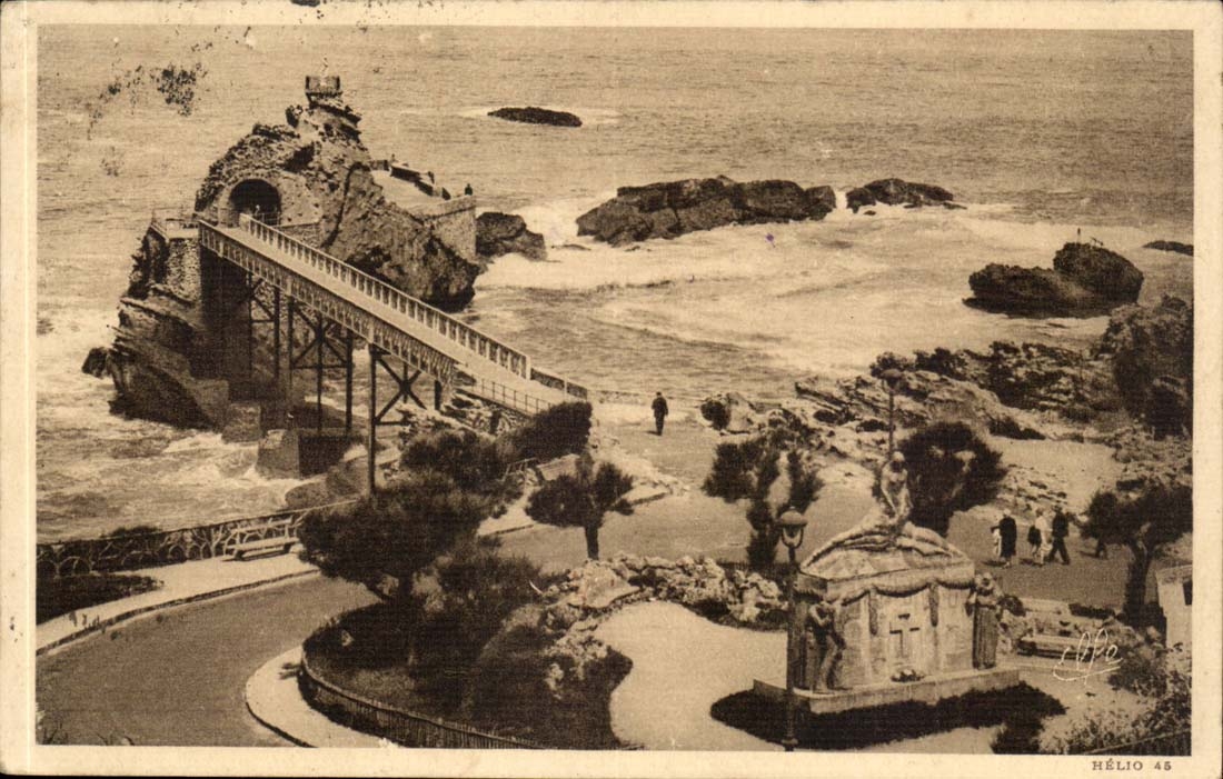 Biarritz CPA Vue sur l'esplanade et le rocher de la vierge