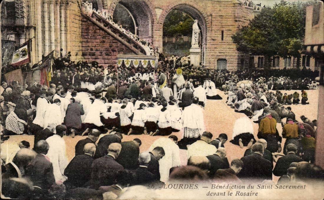 Lourdes CPA Blessing of Saint the Sacrament in front of the Rosary