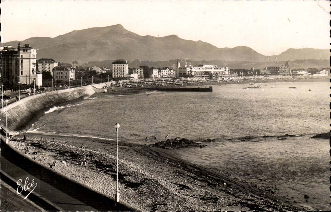 Saint Jean de Luz CPM Vue generale de la plage Au fond la Rhune