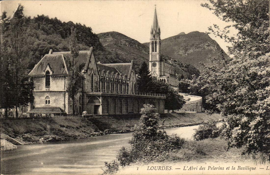 Lourdes CPA the shelter of the pilgrims and the basilica
