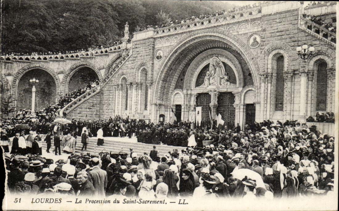 Lourdes CPA the procession of Saint the Sacrament