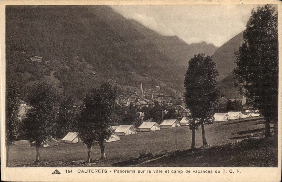 CAuterets CPA Panorama auf der Stadt und Feiertag kampieren