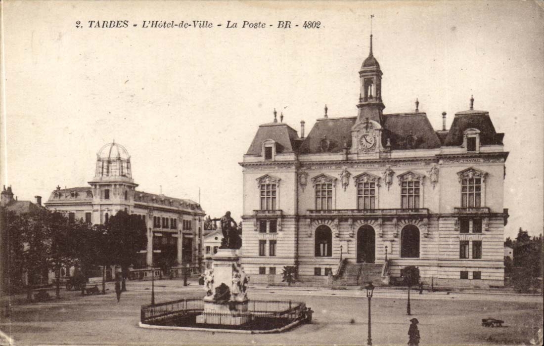 Tarbes CPA the town hall the post office