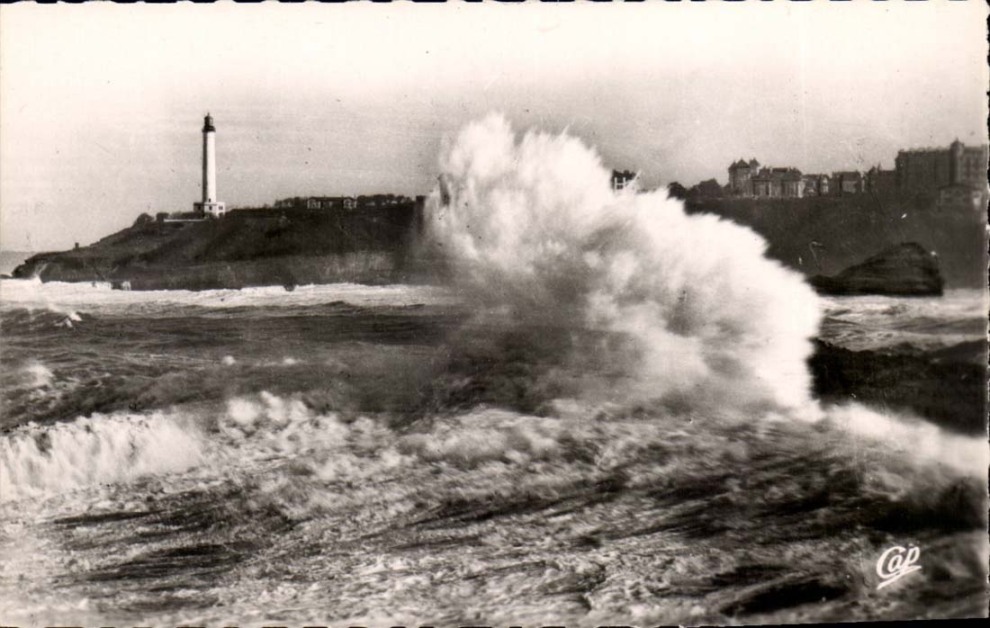 Biarritz CPA Effet de vagues Dans le fond la plage (phare lighthouse)