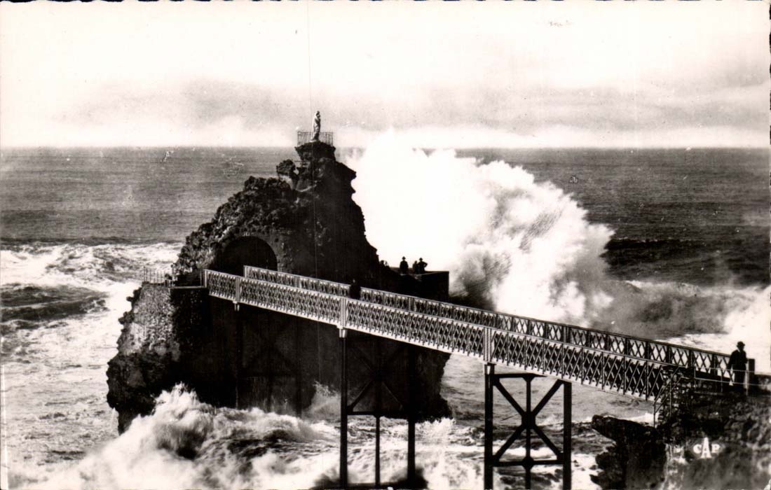 Biarritz CPA La tempete au rocher de la vierge