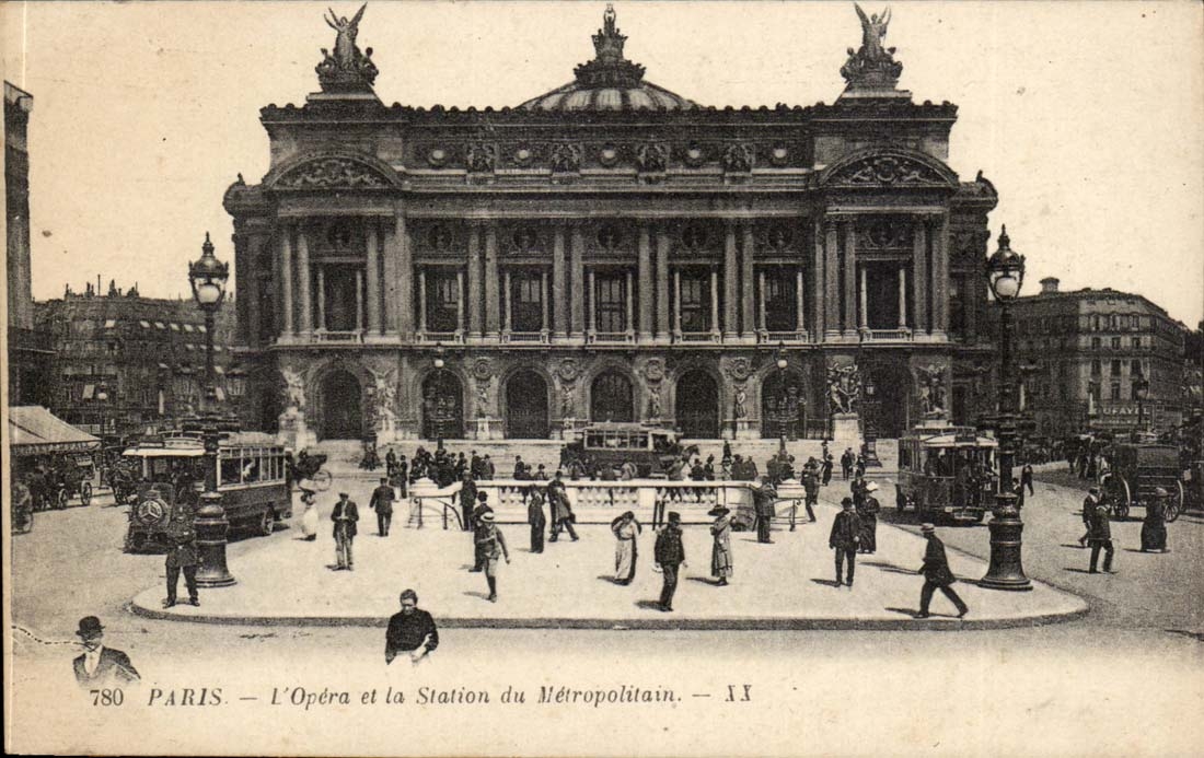 Paris CPA Opera et la station du Metropolitain (automobiles)