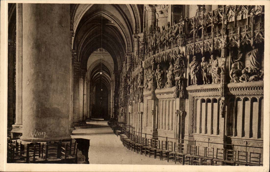 CPA Cathedral of Chartres Interior of the cathedral the deambulatoire