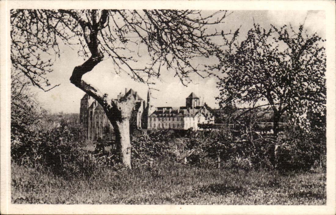 CPA Abbey St Pierre de Solesmes the Sarthe Seen of the hills in the west