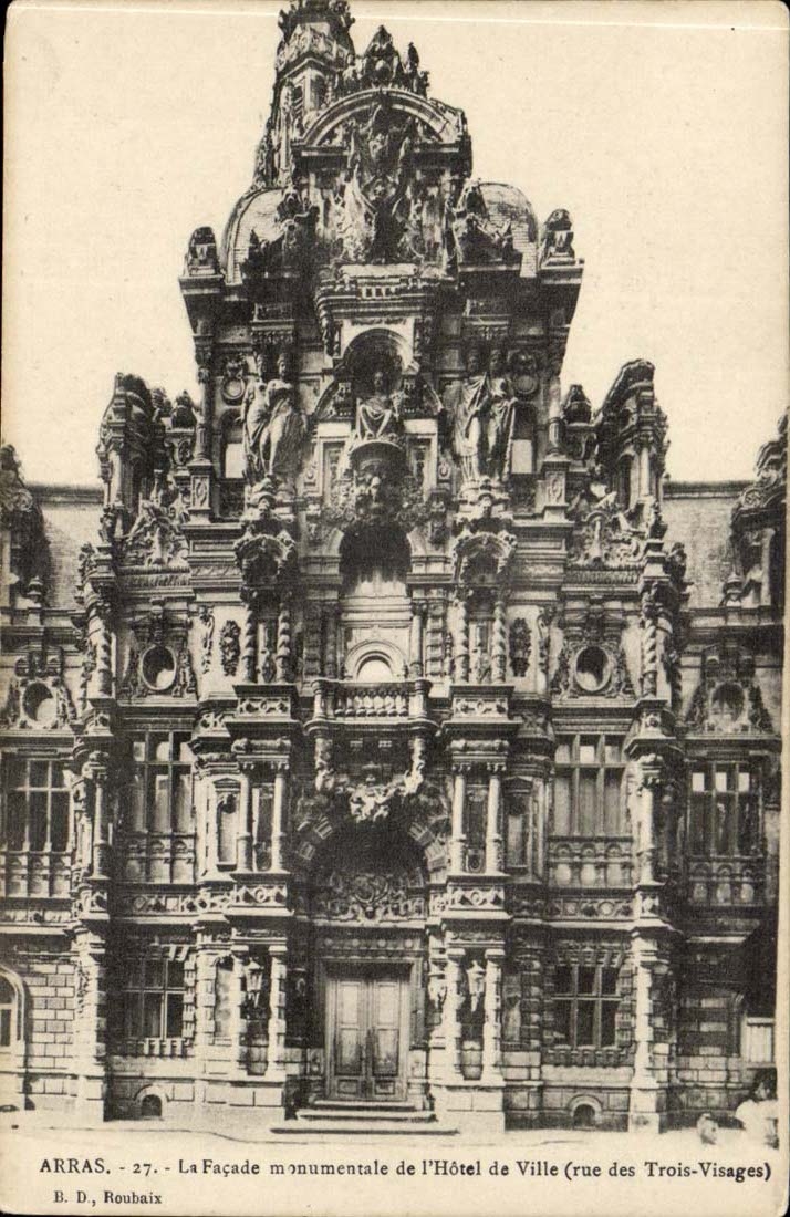 Arras CPA Facade monumentale de l'Hotel de ville Rue des trois visages