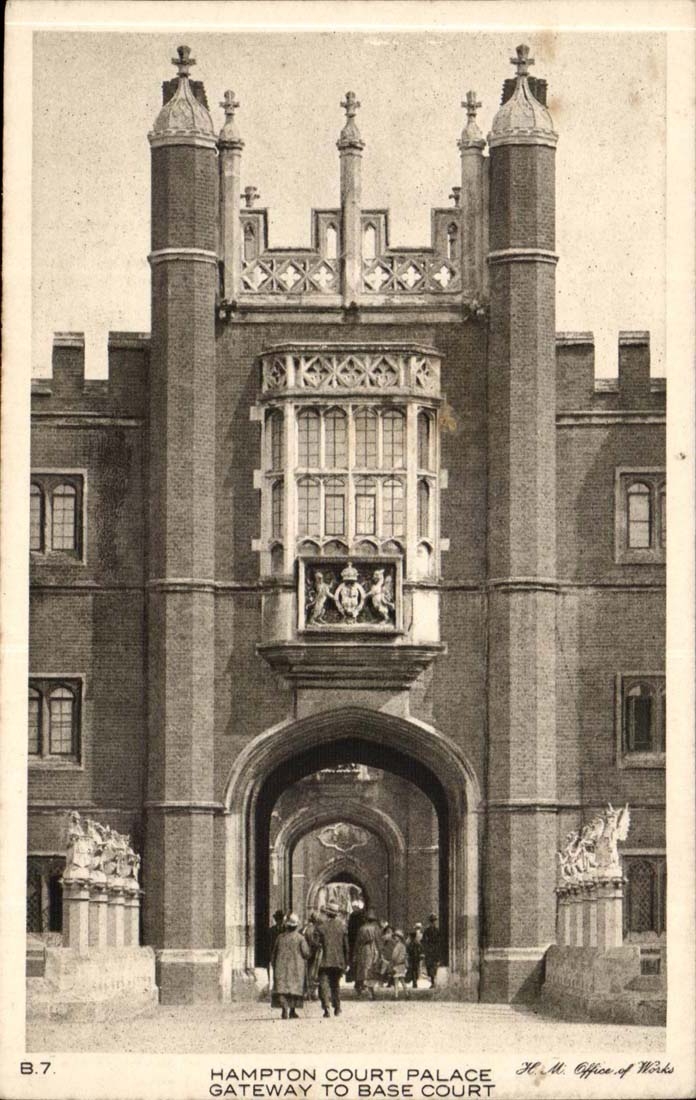 The United Kingdom Hampton Court De luxe hotel CPA Gateway to bases short