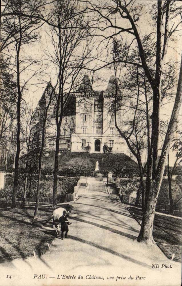 Hereinkommen Pau-CPA des Schlosses gesehen vom Park