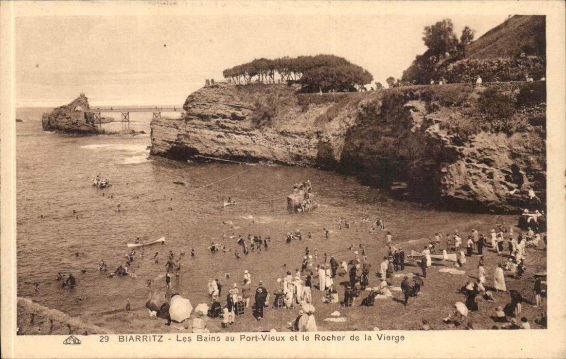 Biarritz CPA Les bains au port Vieux et le rocher de la vierge