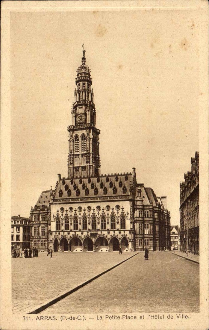 Arras CPa La petie place et l'hotel de ville