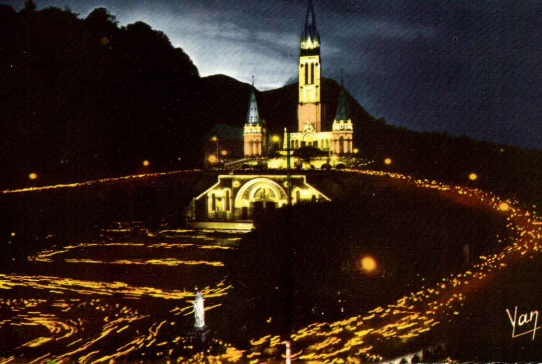 Lourdes MODERN CARD the procession with the torches