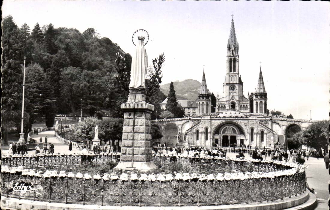 Lourdes MODERN CARD the basilica and the virgin couronnee
