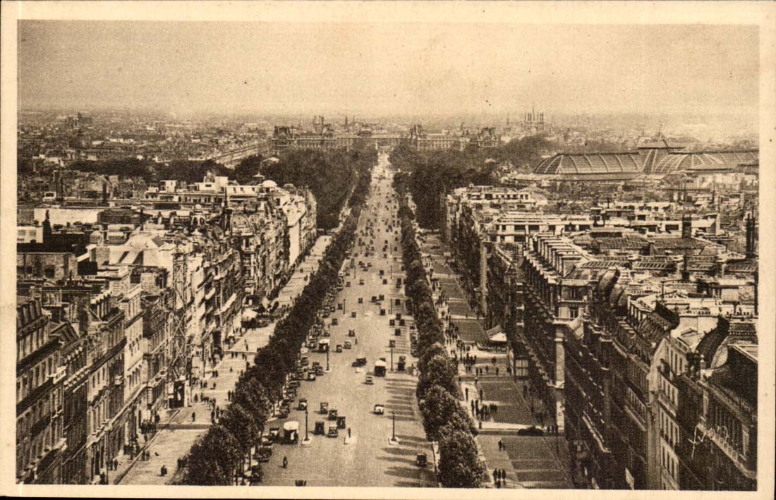 Paris cPA the avenue of the Elysees Fields seen of Arc de Triomphe