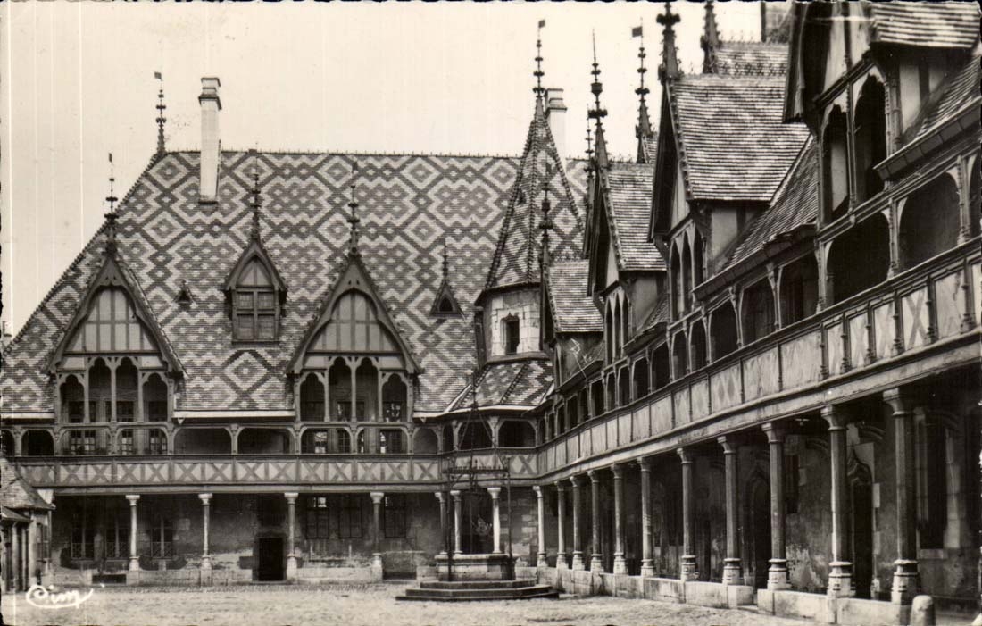 Beaune - Hotel God Built in 1443 Main courtyard - CPA