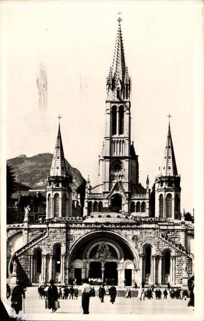 Lourdes - the basilica and in front of Rosary - CPA