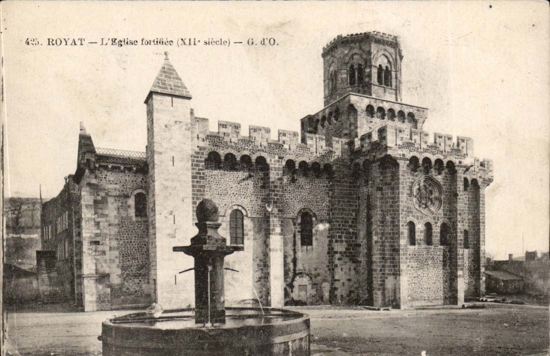 Royat - the Church fortifiee XII century - CPA