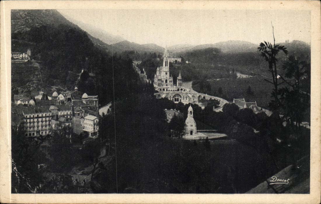 Lourdes - the Basilica and the interallied monument - CPA