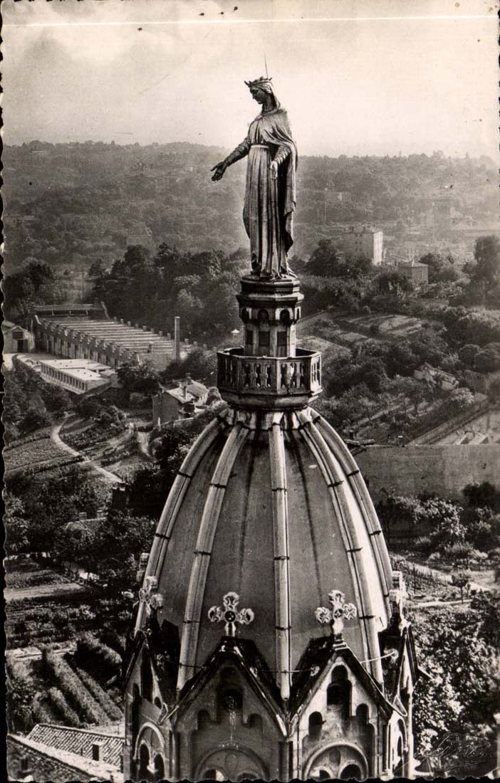 Lyon - La Vierge doree de Fabisch couronnabt le cocher et l'Ancienne Chapelle de Fourviere - CPA 