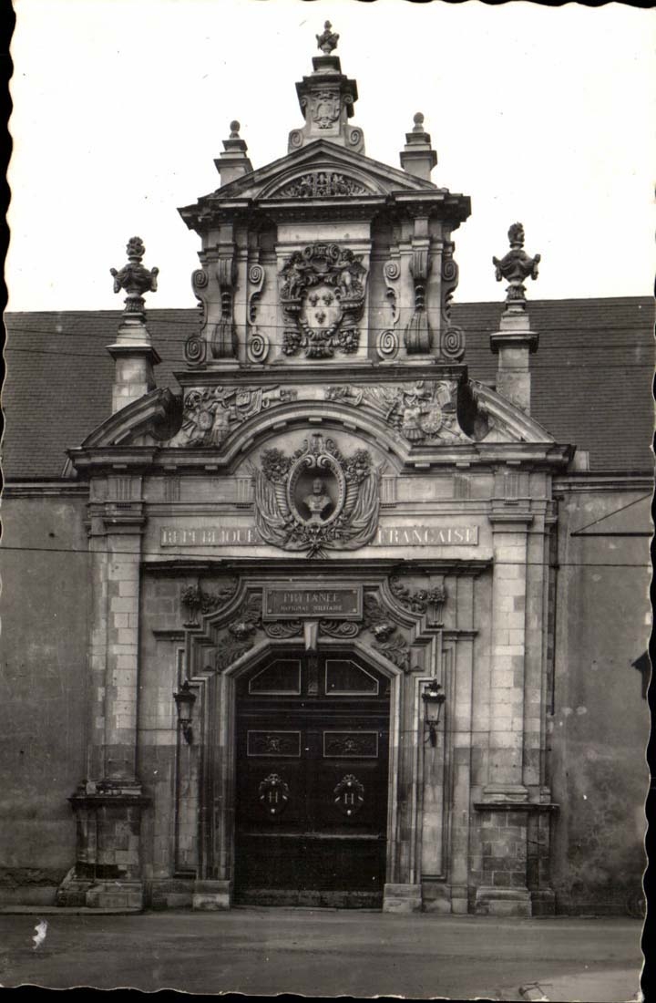 the Arrow - Military Pyrtanee the Main door - CPA