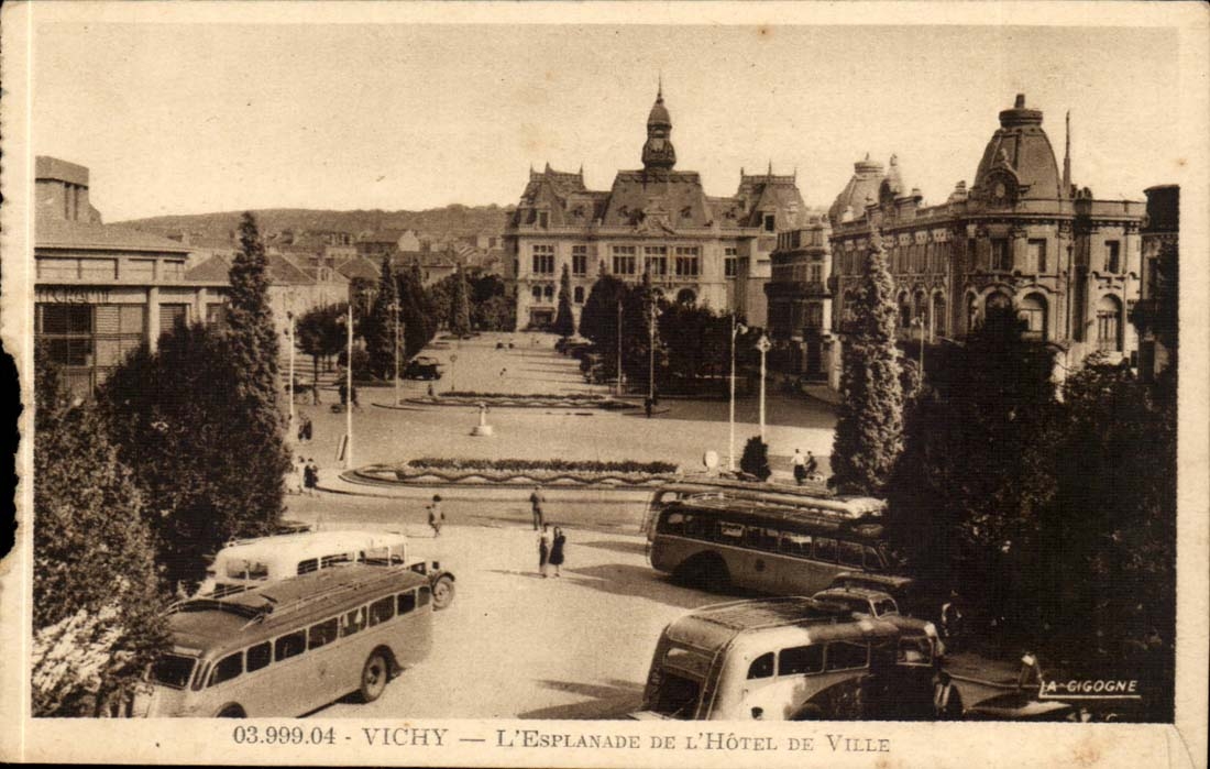 Vichy - L'Esplanade de l'Hotel de Ville - CPA 