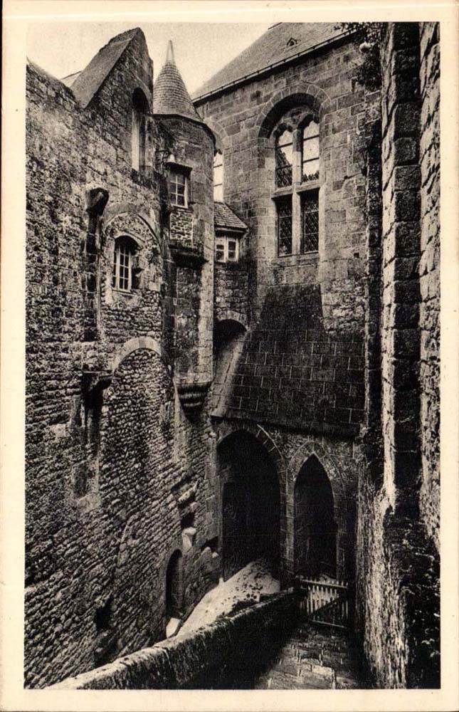 Mont Saint Michel - Court of Merveiile - the CPA