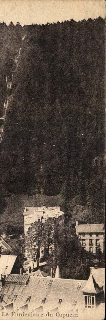 Die Einfassung vergoldet das funikulare des Capuchin