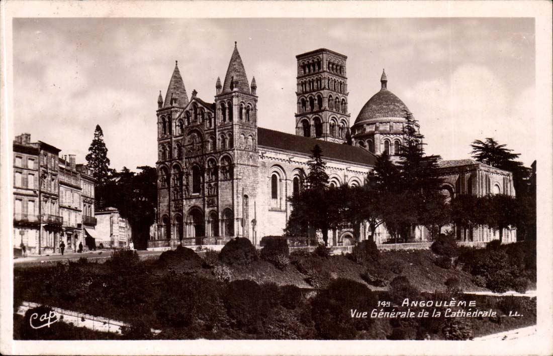 Angouleme CPA Vue generale de la cathedrale