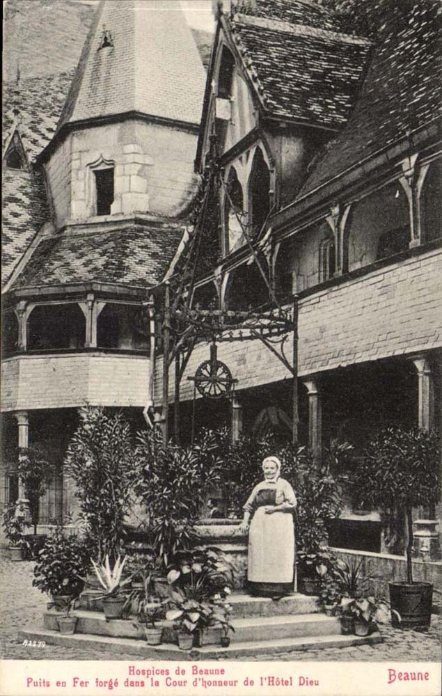 Old people's homes of Beaune CPA Well out of wrought iron in the main courtyard of the hotel God