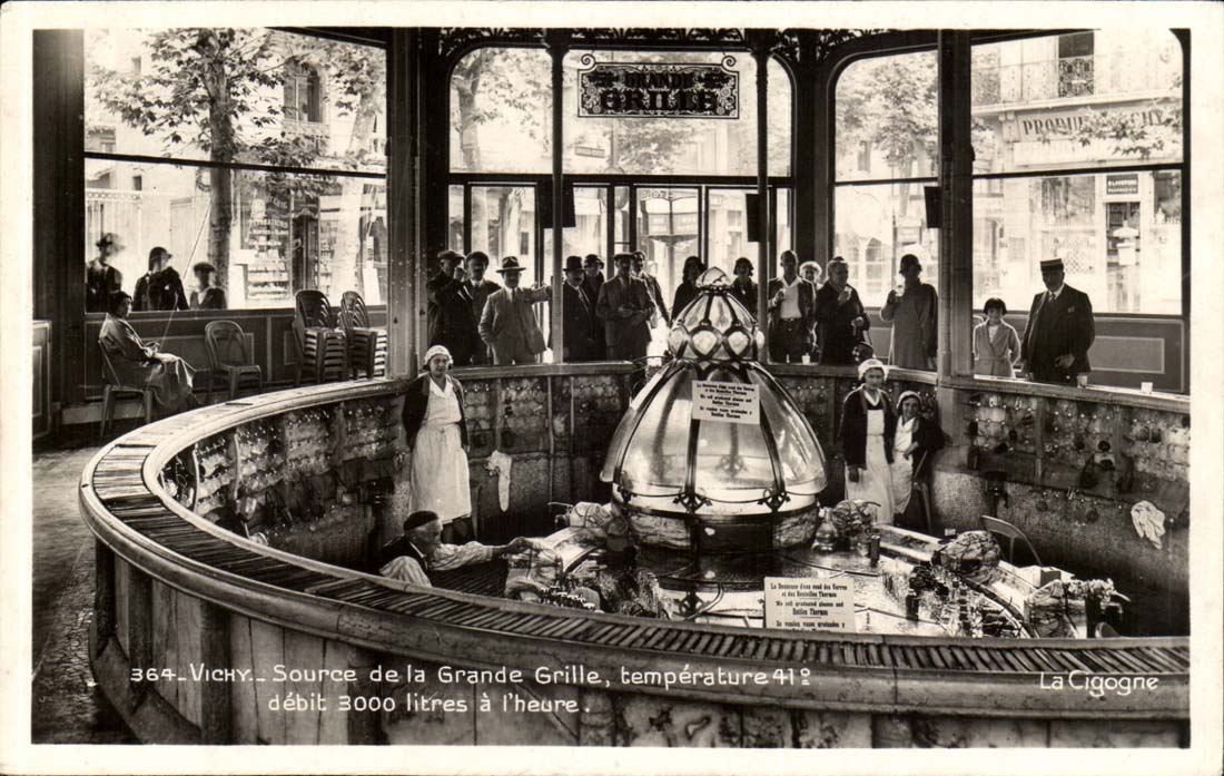 Vichy - Source de la Grande Grille temperature 41 debit 3000 litres a l'heure - CPA 