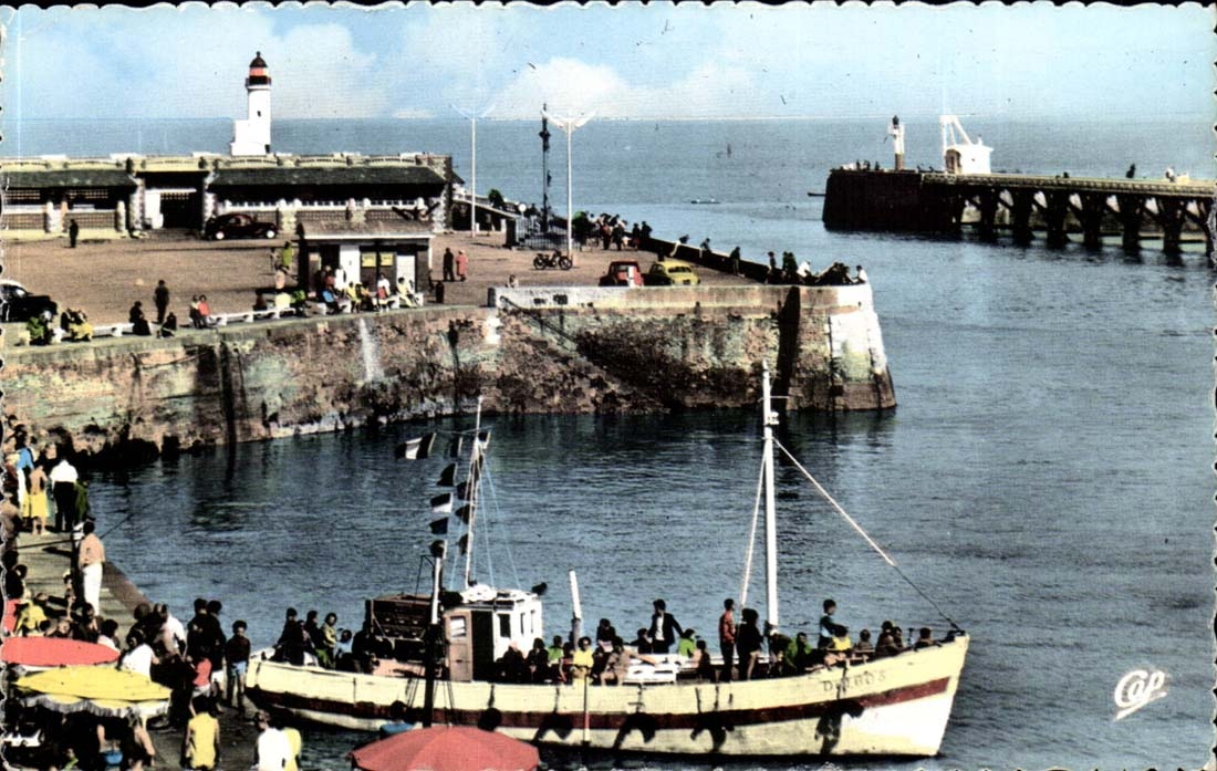 Treport CPA the High-speed motorboat walk at sea