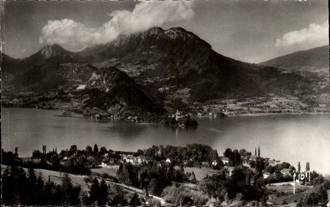 Annecy Lake CPA Talloires has 'shade of the mountain being reflected in the lake