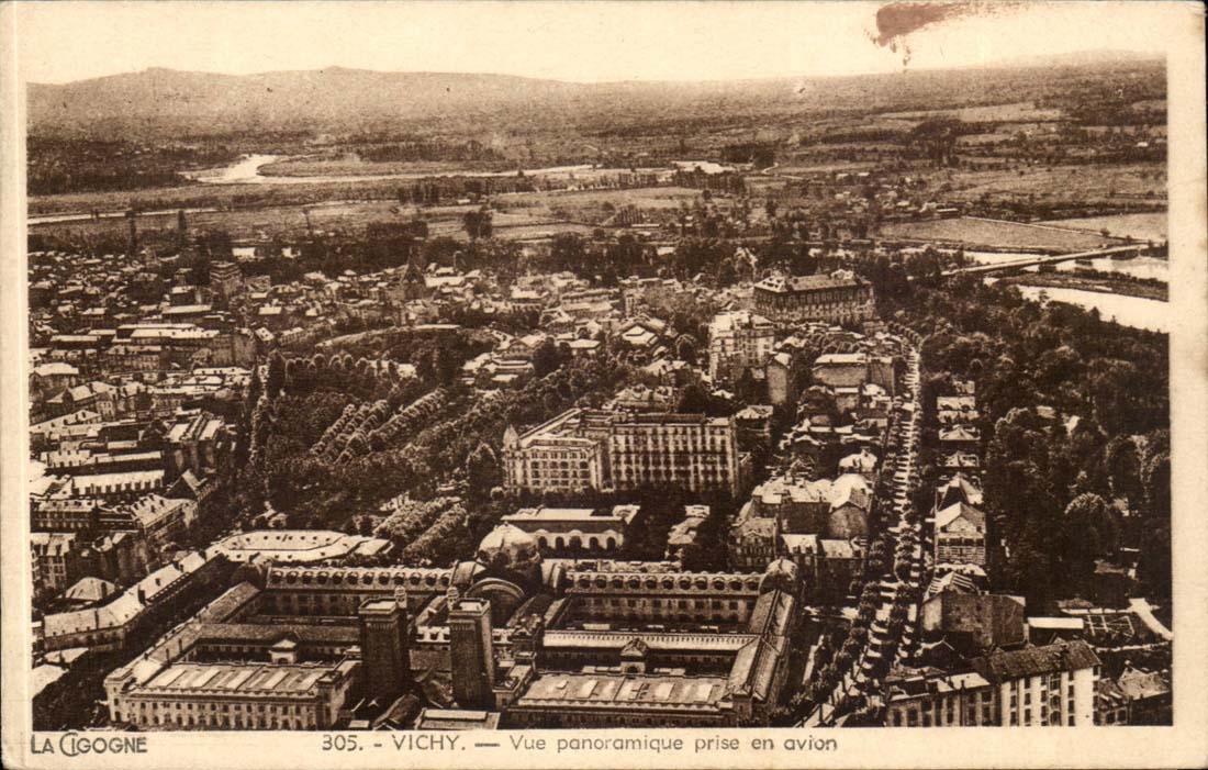 Vichy CPA Vue panoramique prise en avion