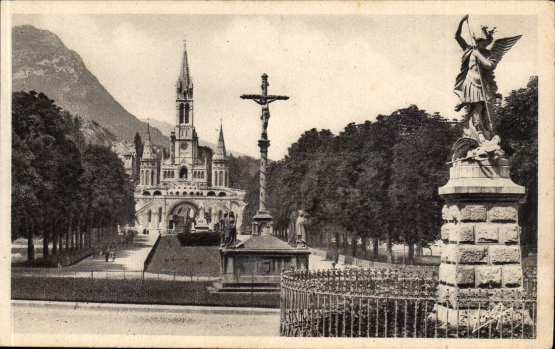 Lourdes CPA the esplanade and the basilica