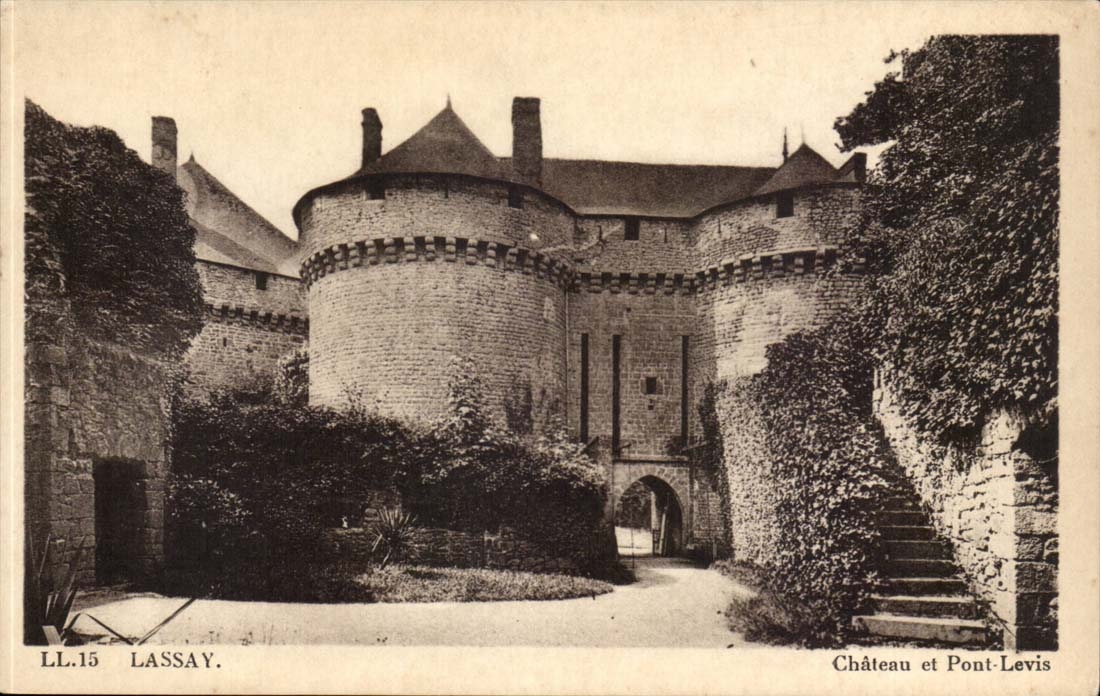Lassay CPA the castle and bridge levis