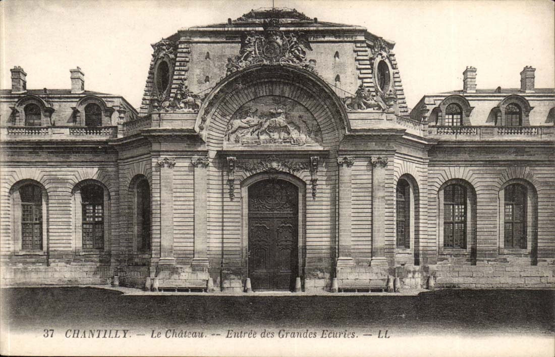 Chantilly - das Schloss - Eingang der Grtandes Stalle - CPA