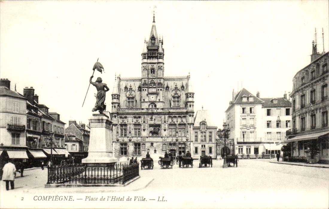 Compiegne - Place of the Town hall - CPA