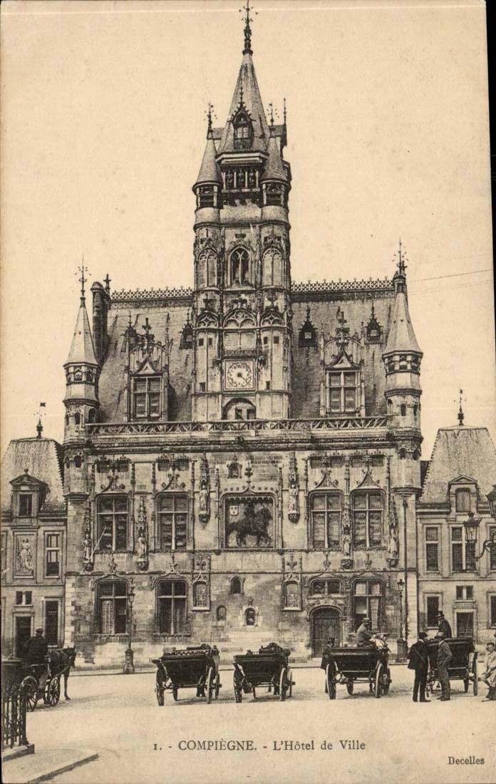 Compiegne - Place of the Town hall - CPA