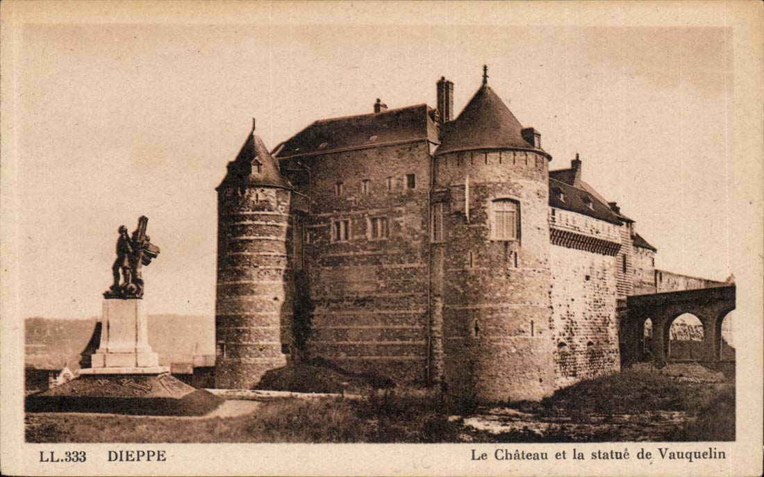Dieppe - das Schloss und die Statue von Vauquelin - CPA