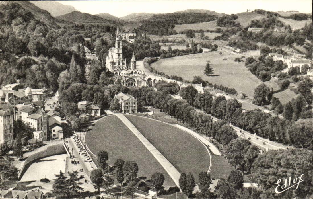 Lourdes - the Basilica basiic the sousterraine Black and white St X - CPA