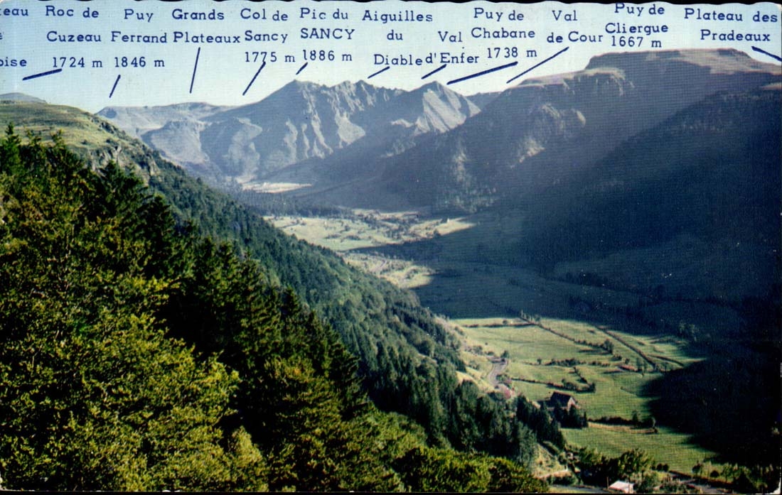 Auvergne-Gebirgsmassiv der Einfassungs-panoramischen Ansicht vergoldet CPA Sancy auf dem Tal von Sancy