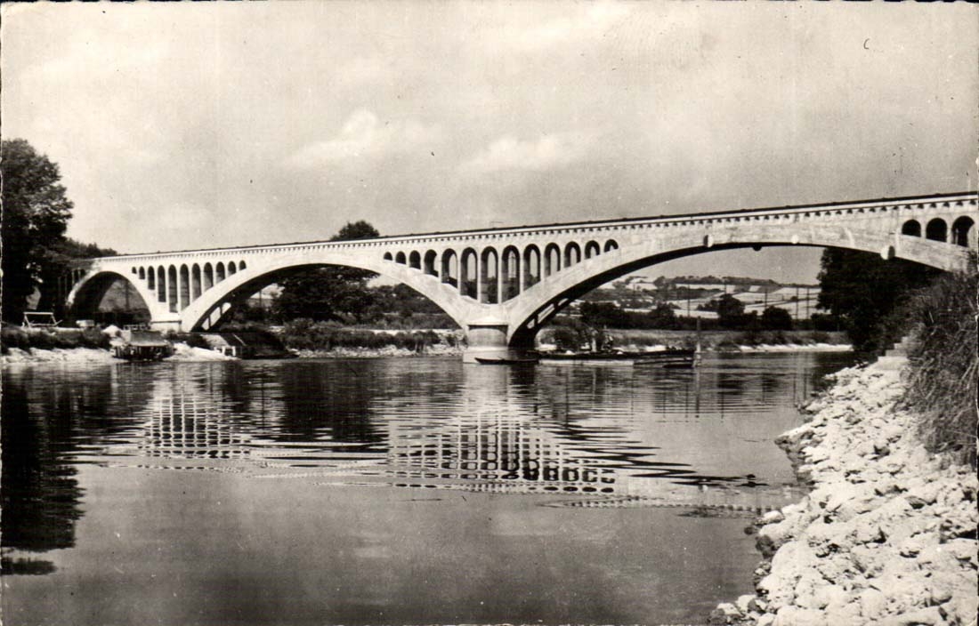 Surroundings of Sens CPA Aqueduct of the Valve