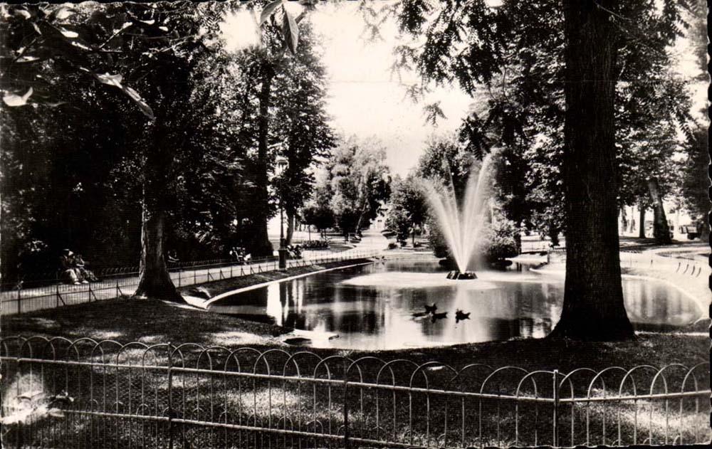Vichy MODERN CARD Gardens of the edges of Allier the Basin of the Swans