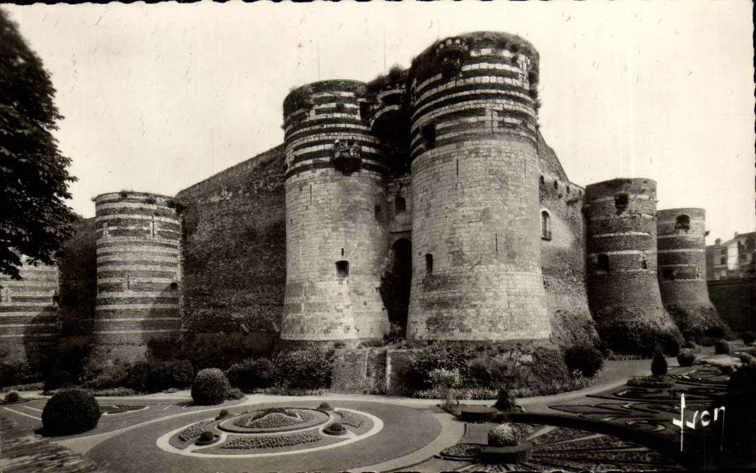 Angers CPA the castle and gardens