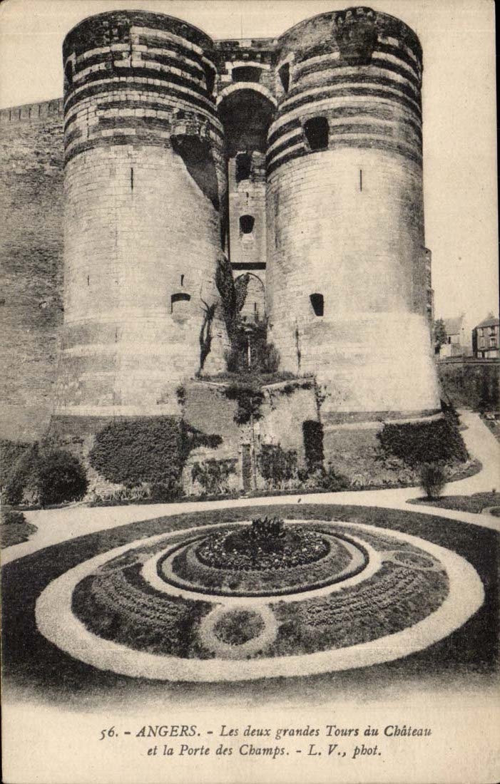 Angers CPA two large towers of the castle and the door of the fields